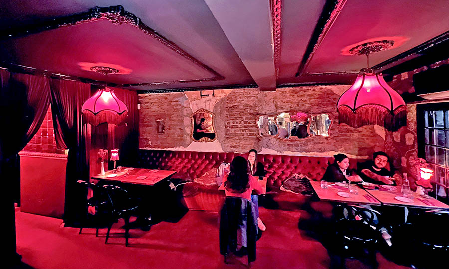 Los decorados espacios interiores del Bar La Providencia - Bar La Providencia