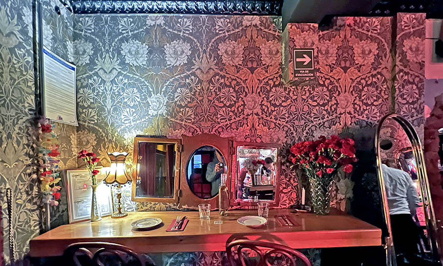 Los decorados espacios interiores del Bar La Providencia - Bar La Providencia
