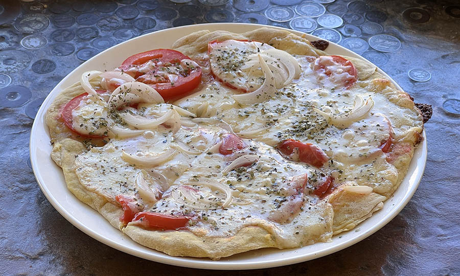 Una buena Pizza casera a la chilena (tomate y cebolla)