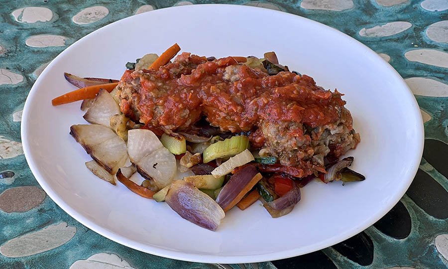 Albóndigas de carne sobre turgentes verduras salteadas - Colores de Pisco