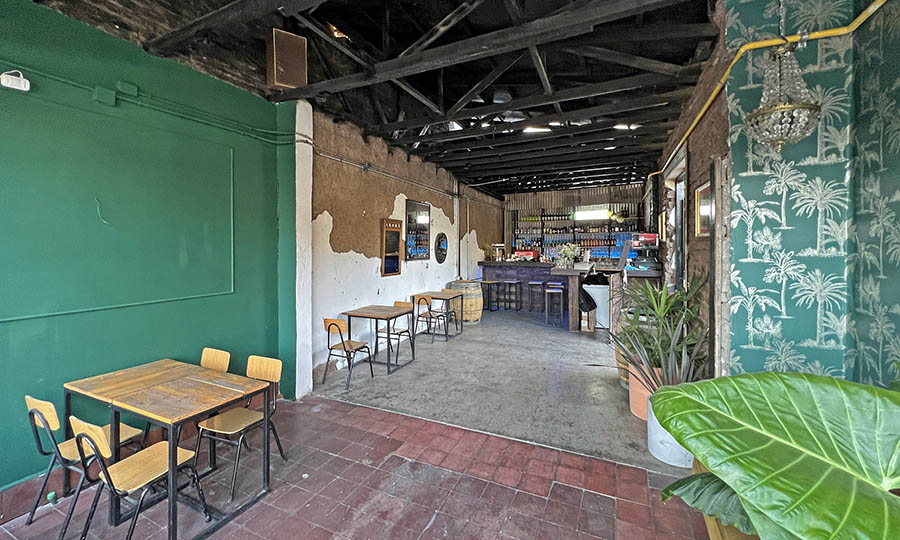 Saln interior y barra