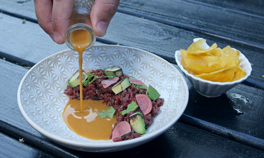 Tártaro de carne madurada con leche de curry