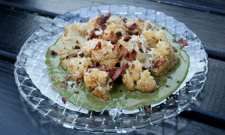 Coliflor sobre curry verde