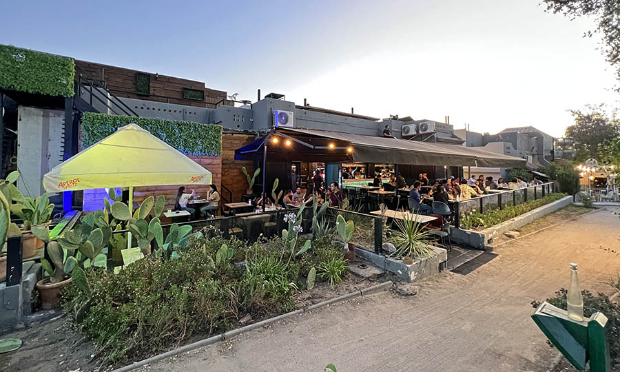 La agradable terraza norte con vista al cerro Manquehue