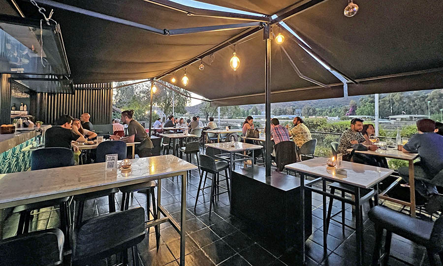 La agradable terraza norte con vista al cerro Manquehue - Bar de Ro en Borde Ro