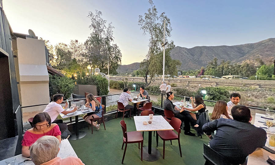 La agradable terraza norte con vista al cerro Manquehue - Bar de Ro en Borde Ro