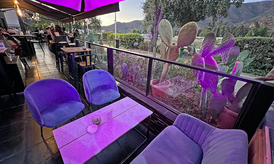 La agradable terraza norte con vista al cerro Manquehue - Bar de Ro en Borde Ro