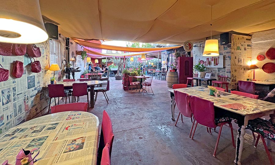 Mesas en el saln interior del restaurante El Chaski - El Chaski Restaurant (San Esteban)