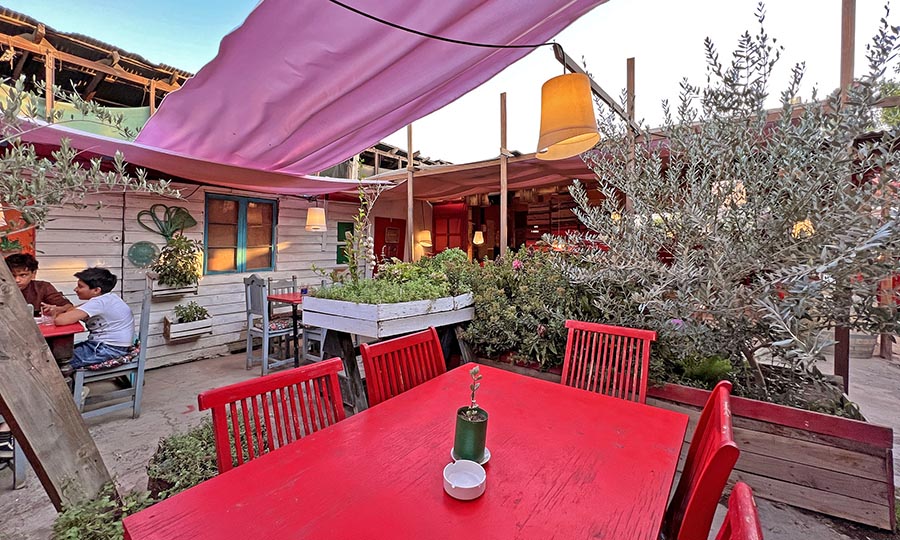 Mesas el las terrazas y entorno del patio interior - El Chaski Restaurant (San Esteban)
