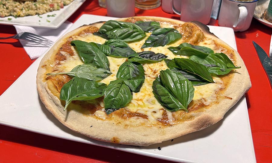 Una buena Pizza Margherita para compartir - El Chaski Restaurant (San Esteban)