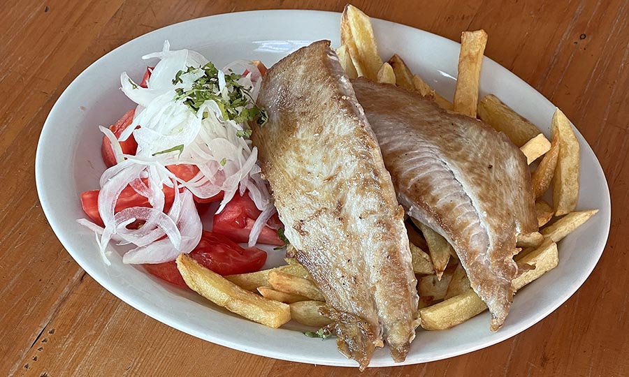 Reineta a la plancha pon papas fritas y ensalada chilena