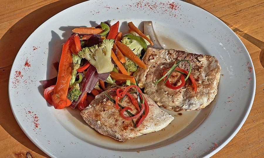 Palometa fresca con verduras salteadas - El Pinguino Punta de Choros