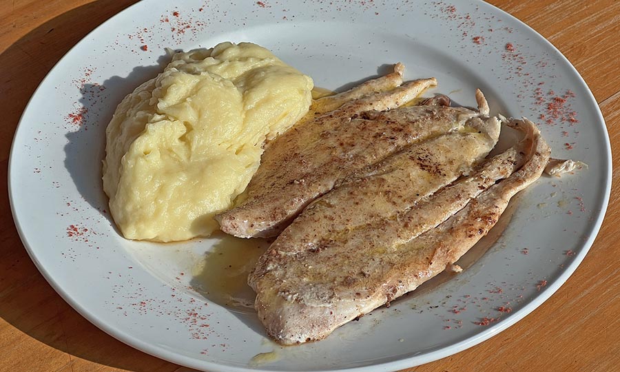 Reineta a la mantequilla con un delicioso pur casero - El Pinguino Punta de Choros