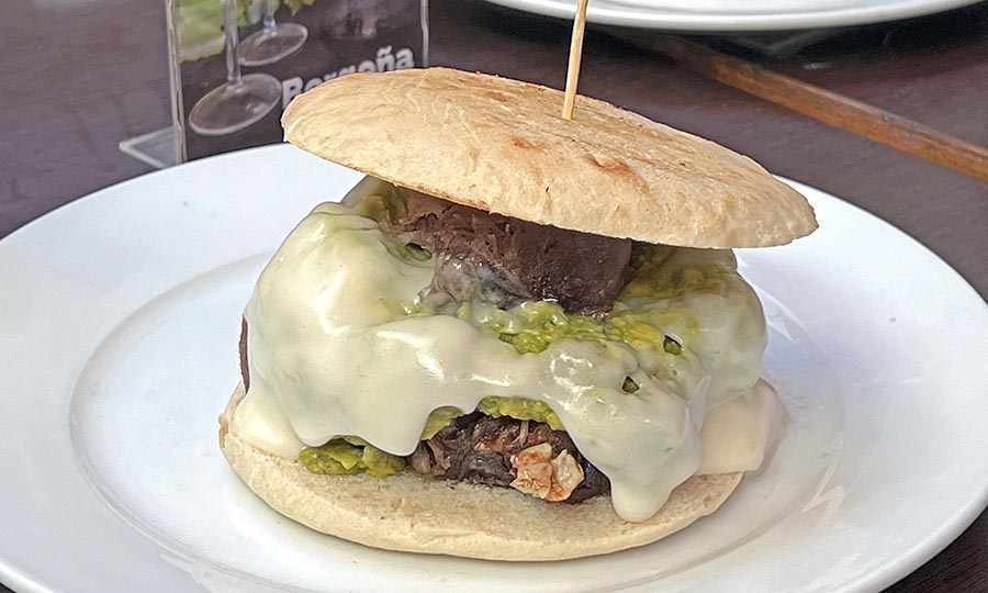 Sandwich de lengua con agregado de palta y agregado de mayo