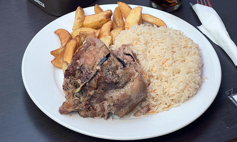 Pulpa de cerdo con arroz y papas fritas