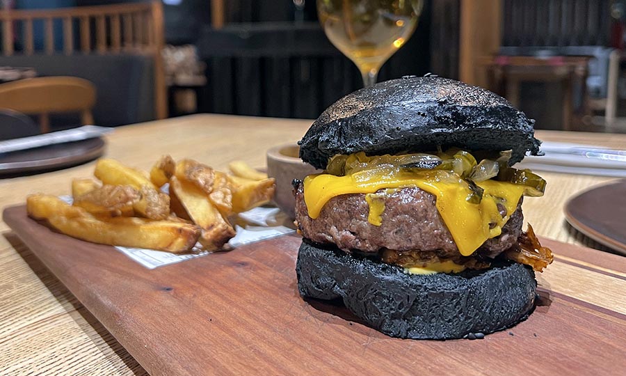 Tentadora Black Burger - DonDoh Santiago