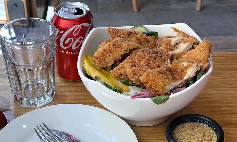 Ensalada con pollo apanado