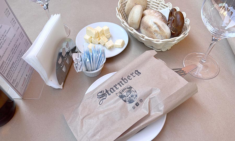 Postura de mesas con ricos panes y mantequilla - Starnberg