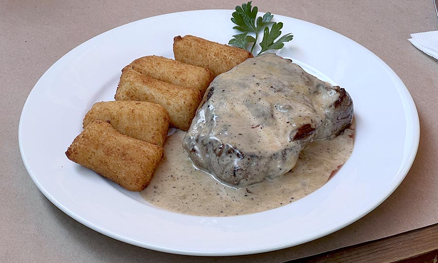 Ochentero Lomo a la pimienta con papas duquesas