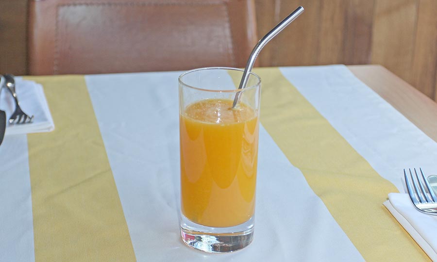 Un jugo de naranja recién extraído Restaurante Aligot Fotos de Platos