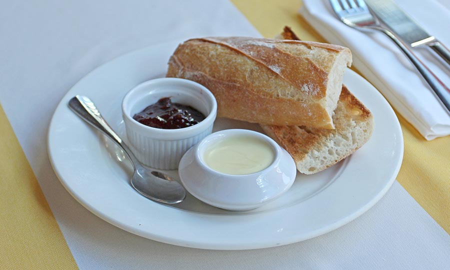 Tostadas de baguette con mantequilla y palta Restaurante Aligot Fotos de Platos