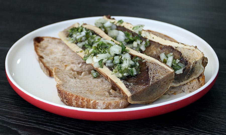 Médula con chimichurri