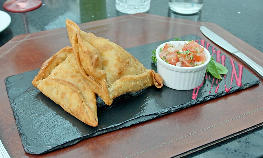 Dúo de empanadas fritas rellenas de queso y ceviche
