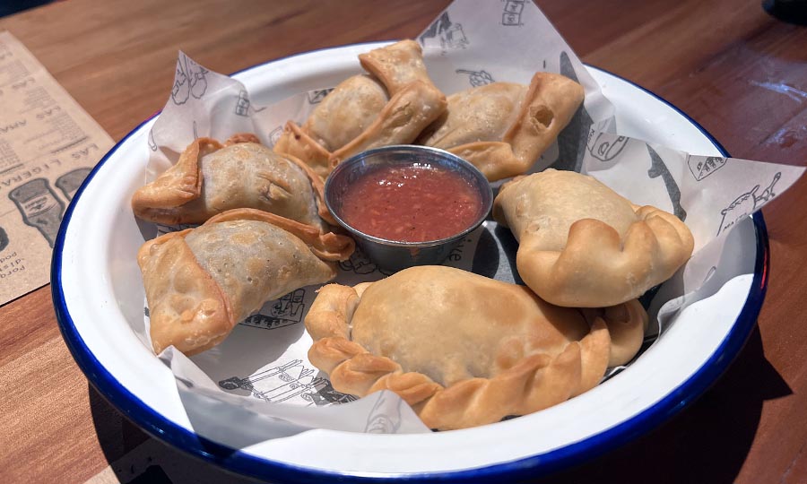 Empanaditas fritas con chancho en piedra