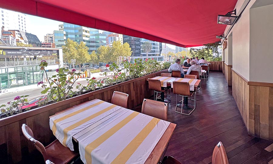 La entretenida terraza de Aligot en el segundo piso Restaurante Aligot Fotos del Lugar