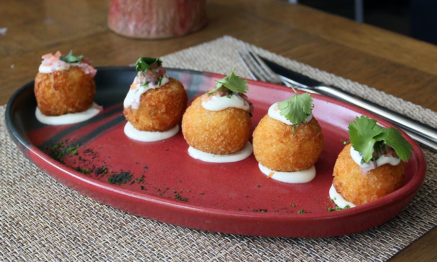 Croquetas sureas de chupe con frutos del mar y pebre