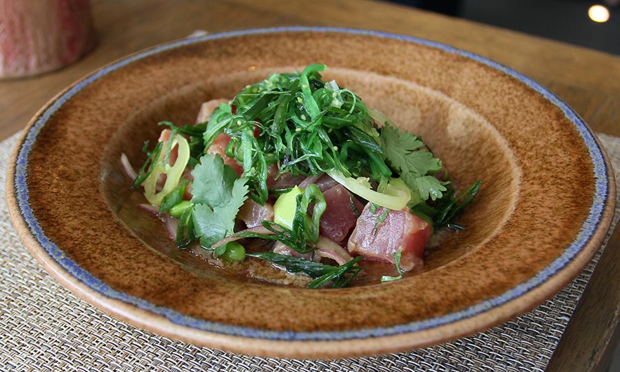 Ceviche de atún pascuense con impronta polinésica