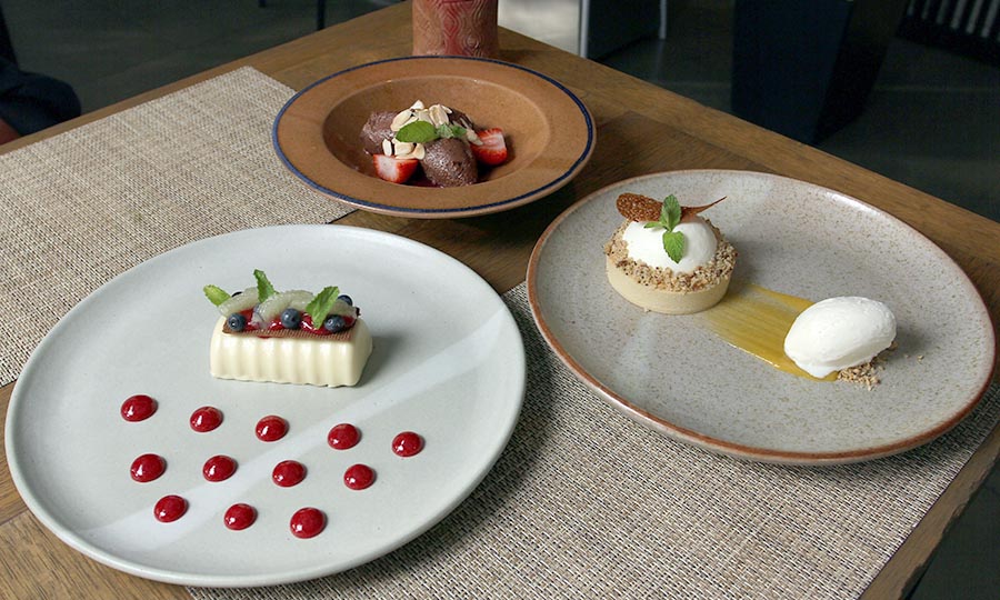 Mousse de chocolate con higos; parfait de berries y bao de chocolate blanco; y tarta rellena de crema pastelera de naranja