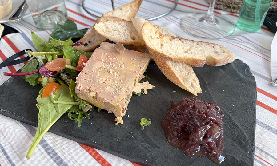 Intensa terrina de Foi Grass con compota de cebollas al vino tinto y tostadas - Le Bistrot de Gaetan