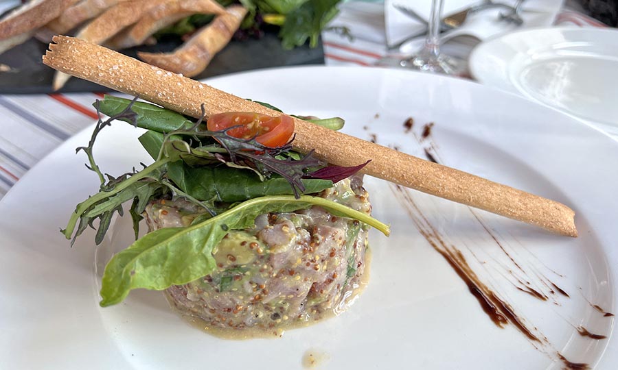 Sobre especiado trtaro de atn con mostaza antigua y cubitos de palta - Le Bistrot de Gaetan