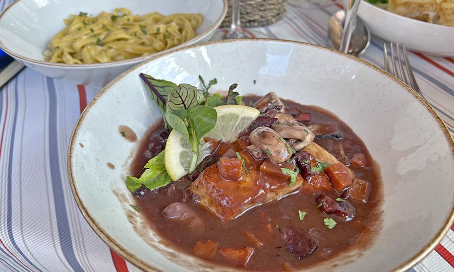 Sabrossimo guiso de filete de esturin a la bourguignonne con acertados fetuccini