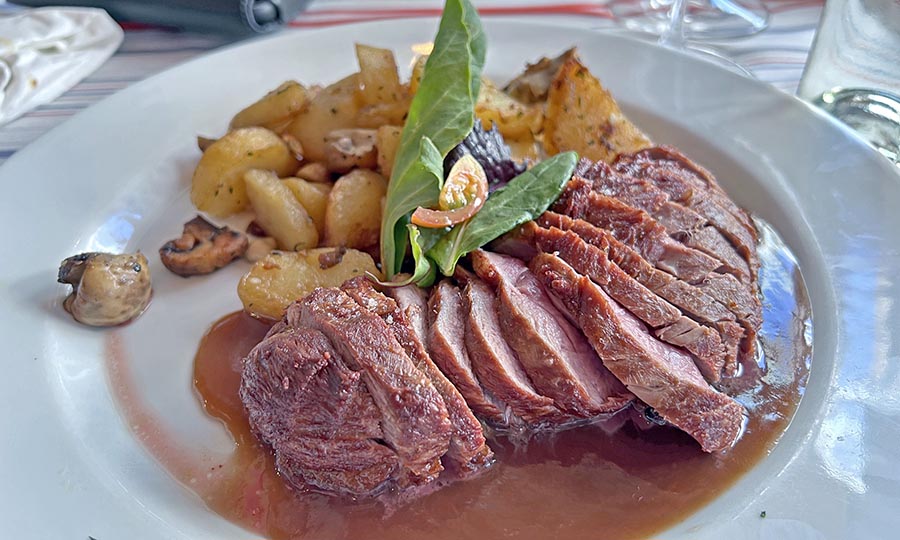 Fome pero contundente magret de pato chileno a la miel con papas confitadas - Le Bistrot de Gaetan