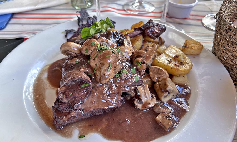 Generoso Confit de Canard con papas y championes salteados en su grasa