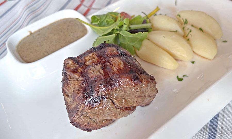 Standard Medalln de filete con salsa de pimienta verde y papas cocidas - Le Bistrot de Gaetan