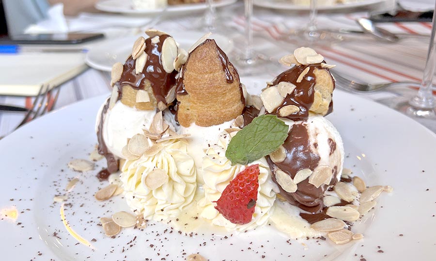 Contundentes Profiterolles con helado de vainilla, crema y almendras, Ideal para compartir