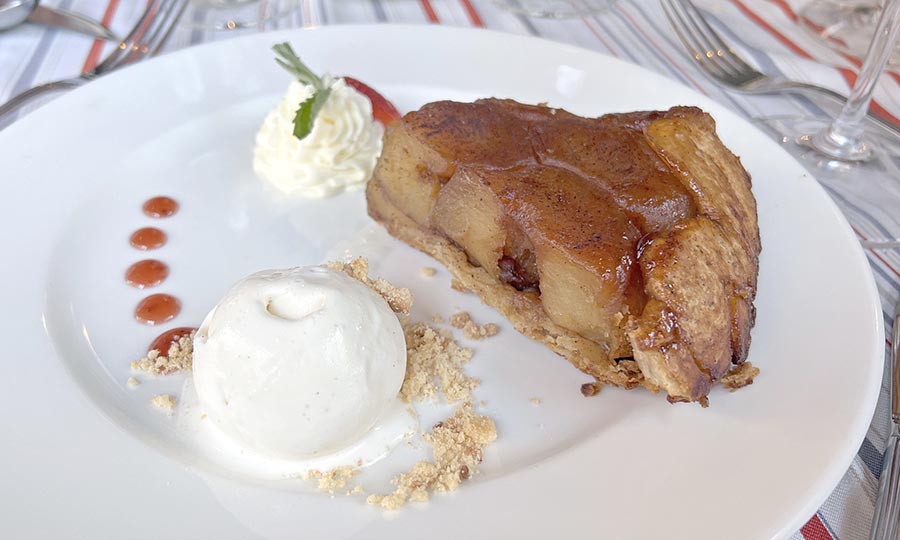 Rico y clsico Tarta Tatin de manzana con helado de vainilla