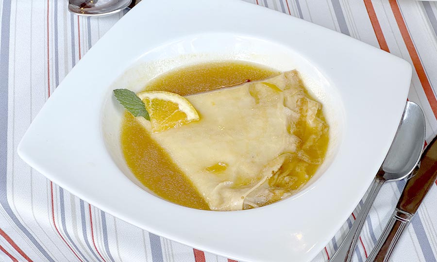 Un simple y correcto Crepe Suzette flambeado al Grand Marnier