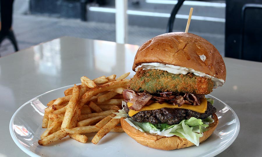 Hamburguesa Bacn, con carne y palta frita