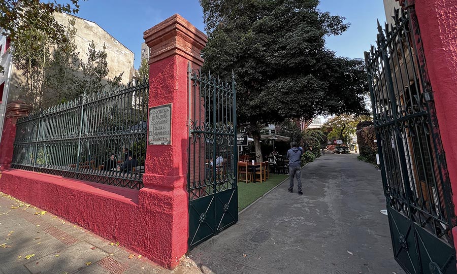 Acceso a Da Franco desde Vicua Mackenna vereda poniente