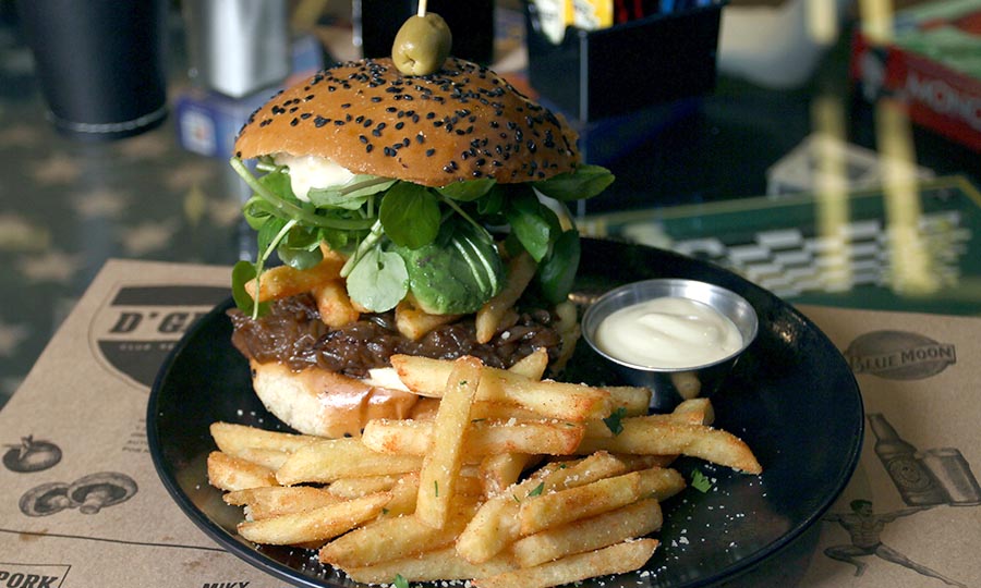 Hamburguesa D Gang con mayo trufada, palta y berros