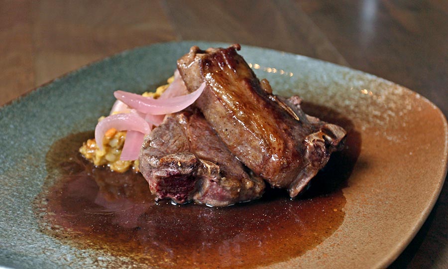 Pierna de cordero de Lonquimay y pisku mapuche - Malakita Resturant
