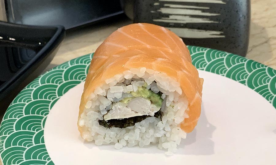 Sólo rolls simples llegan en la barra de sushi giratoria