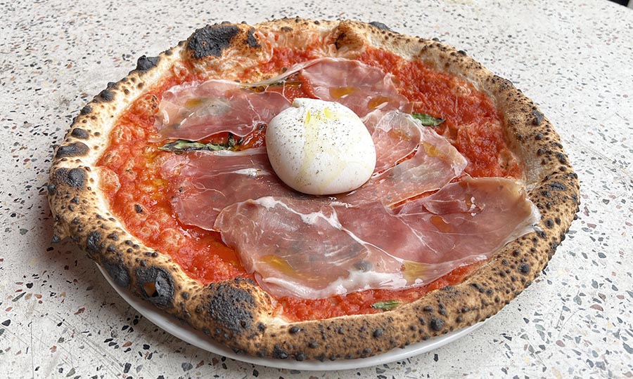 Pizza burrata y prosciutto