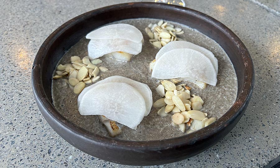 Merluza austral con hongos, almendras y nabos encurtidos