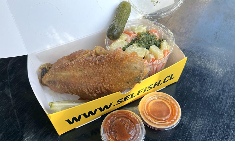 Fish Box de pescada con Papa mayo y salsas de Pimenton ahumado y Pia