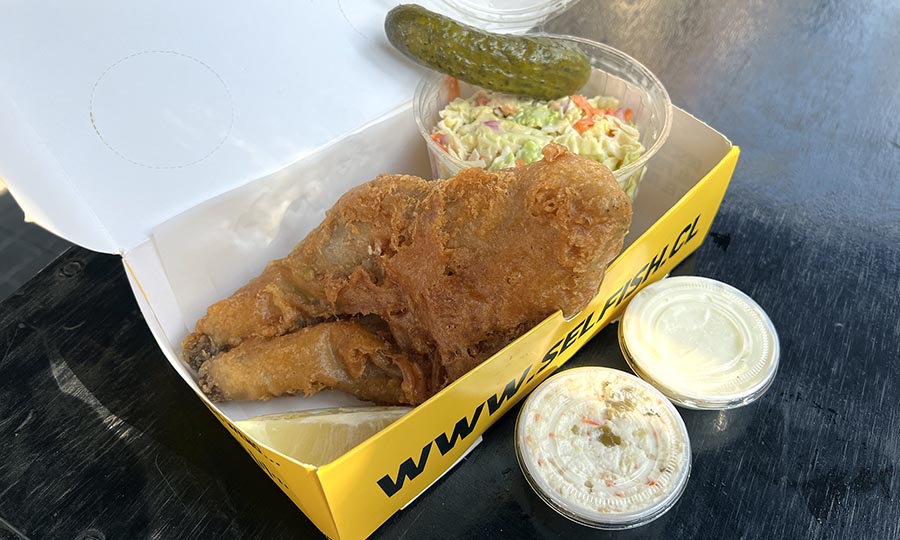 Fish Box de merluza con Coleslaw y salsas de Alioli y Crema cida - Selfish El Golf